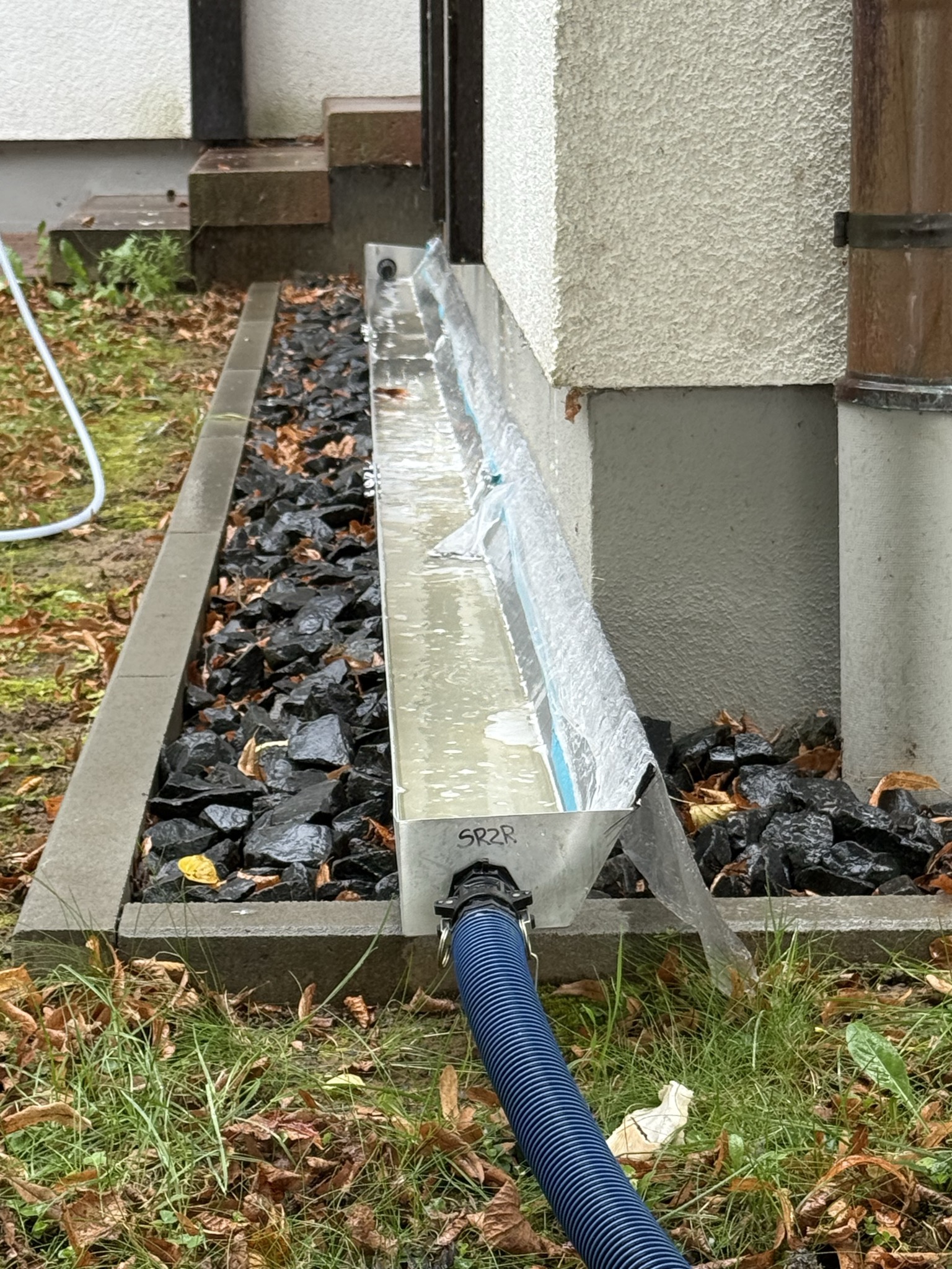 Abwasserrinnensystem: Schmutzwasser wird kontrolliert aufgefangen und abgesaugt