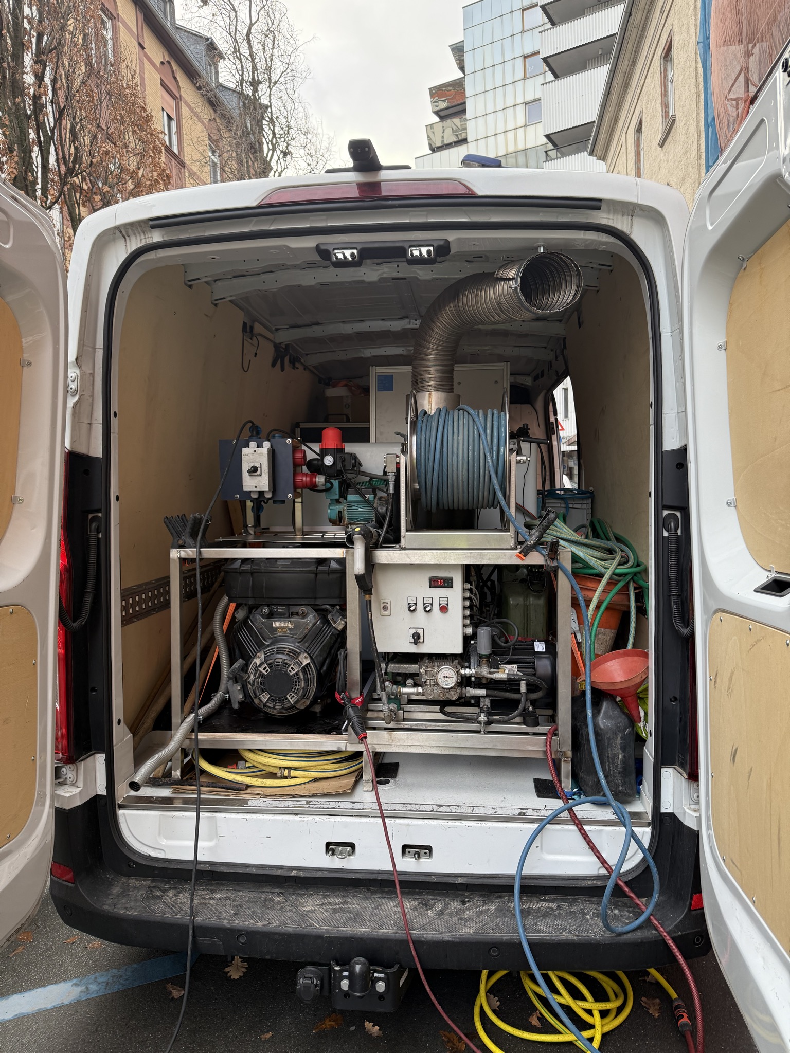 Autarkes Arbeiten: eigener Strom über Benzingenerator für flexible Fassadenreinigung